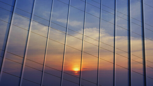 Buerogebaeude-Sonnenuntergang-105738904-DP-grapesock