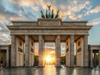 Sonnenuntergang hinter dem Brandenburger Tor in Berlin, Deutschl