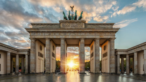 Sonnenuntergang hinter dem Brandenburger Tor in Berlin, Deutschl