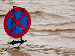 Überflutung bei Hochwasser nach Regen