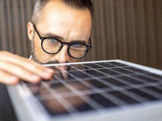 Anzugtraeger-Solarpanele-435030773-AS-nikomsolftwaer