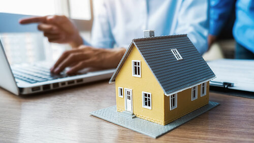 House model with agent and customer discussing for contract to b