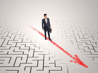 Anzugtraeger-Labyrinth-Pfeil-280702360-AS-ra2-studio