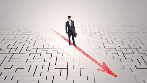 Anzugtraeger-Labyrinth-Pfeil-280702360-AS-ra2-studio