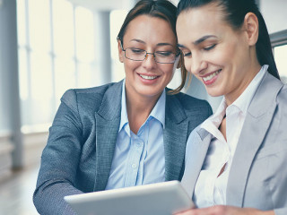 Anzugtraegerinnen-Tablet-42524485-DP-pressmaster