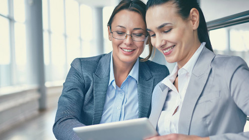 Anzugtraegerinnen-Tablet-42524485-DP-pressmaster