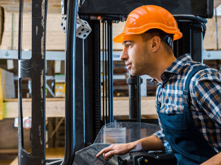 Gabelstaplerfahrer-254755806-DP-VitalikRadko
