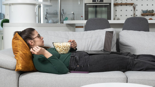 Frau-Laptop-Popcorn-564636242-DP-Srdjanns79