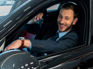 Anzugtraeger-Auto-312327364-DP-VitalikRadko