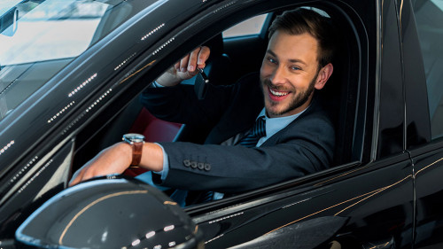 Anzugtraeger-Auto-312327364-DP-VitalikRadko