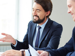 Anzugtraeger-Beratungsgespraech-59961821-DP-pressmaster