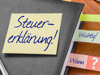 Terminkalender mit Haftnotiz - Steuererklärung