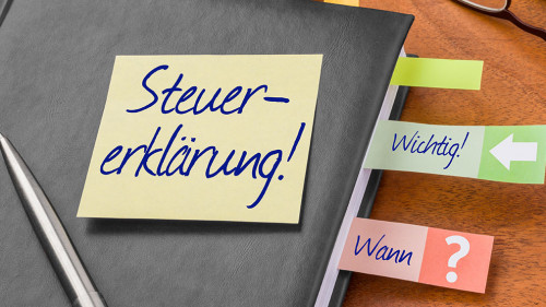 Terminkalender mit Haftnotiz - Steuererklärung