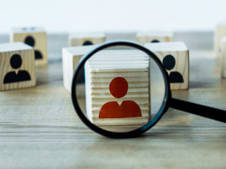 Koepfe-Wurfel-Lupe-277156382-DP-IgorVetushko