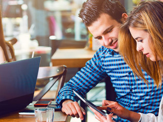 Junge-Menschen-mit-Endgeraeten-84086937-AS-Tijana