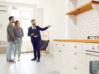 Paar-Makler-498212070-AS-Studio-Romantic