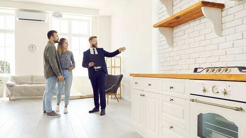 Paar-Makler-498212070-AS-Studio-Romantic