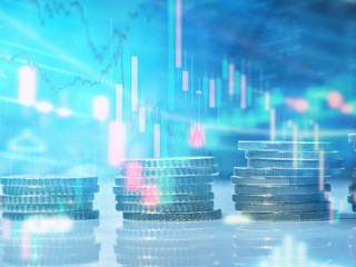 Muenzstapel-Candlesticks-258051699-AS-m-mphoto