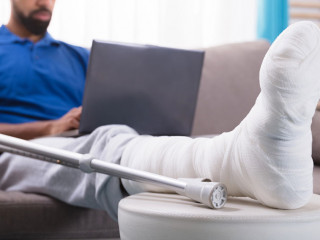 Mann-Gipsbein-Laptop-181188892-DP-AndreyPopov