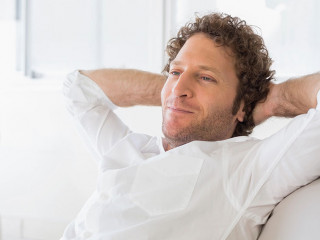 Mann-entspannt-42938151-DP-Wavebreakmedia