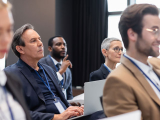 AnzugtraegerIn-Laptop-Lehrgang-469514842-DP-HayDmitriy