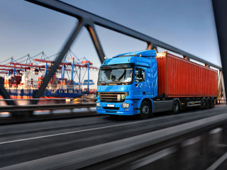 LKW mit Container im Hamburger Hafen