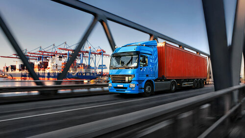 LKW mit Container im Hamburger Hafen