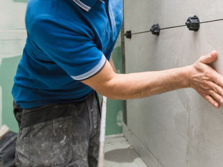 Fliesenleger bei der Arbeit, Haus umbau oder renovierung