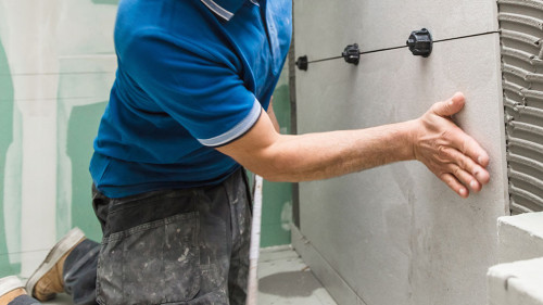 Fliesenleger bei der Arbeit, Haus umbau oder renovierung
