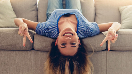 Maedchen-Sofa-137697128-DP-vadimphoto1-at-gmail-com