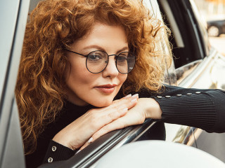 Frau-Auto-222793436-DP-MicEnin