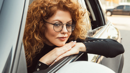 Frau-Auto-222793436-DP-MicEnin