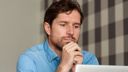 Mann-Laptop-nachdenklich-183978024-DP-mavoimages