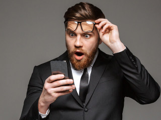 Anzugtraeger-Smartphone-Schock-196452730-DP-Vadymvdrobot