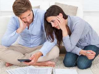 Paar-Taschenrechner-besorgt-50862697-DP-AndreyPopov