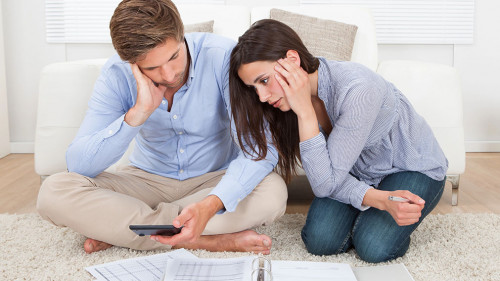 Paar-Taschenrechner-besorgt-50862697-DP-AndreyPopov