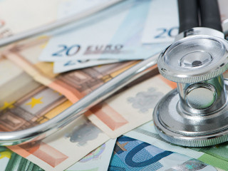 Geldscheine-Stethoskop-398126294-DP-Judithdz