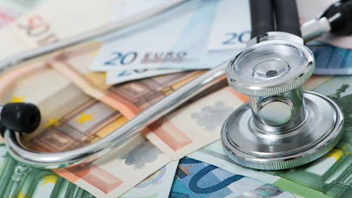Geldscheine-Stethoskop-398126294-DP-Judithdz