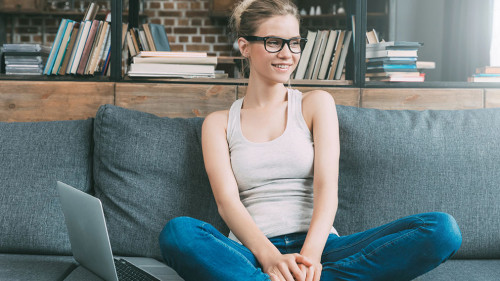 Frau-Laptop-Couch-160641912-DP-AntonSofiychenko