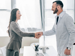 Patientin-Arzt-Handshake-210630982-DP-VitalikRadko