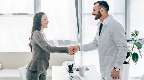 Patientin-Arzt-Handshake-210630982-DP-VitalikRadko