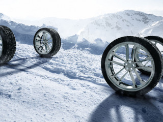 Winterreifen auf schneebedeckter Fahrbahn