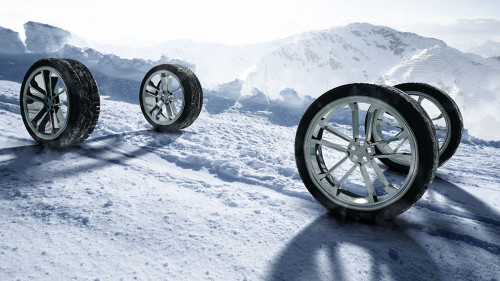 Winterreifen auf schneebedeckter Fahrbahn