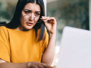 Frau-Laptop-skeptisch-730471580-DP-GaudiLab