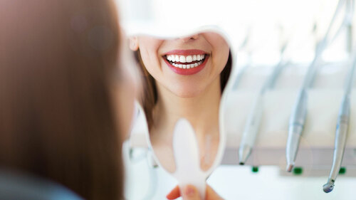 Frau-Spiegel-Laecheln-197331973-AS-pikselstock