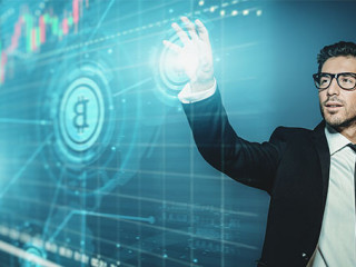 Anzugtraeger-Boerse-Bitcoin-333146844-AS-Andrey-Kiselev