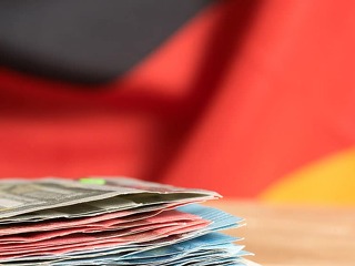 Flagge von Deutschland und viele Euro Banknoten