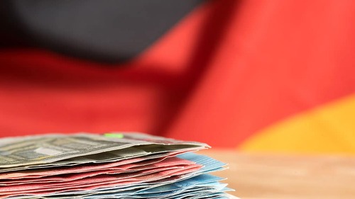 Flagge von Deutschland und viele Euro Banknoten