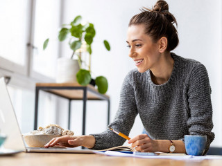 Frau-Laptop-Smile-410119364-AS-pikselstock