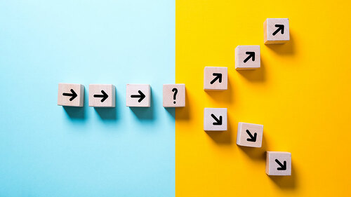 Würfel mit Pfielen und einer Gabelung symbolisieren die Entsche